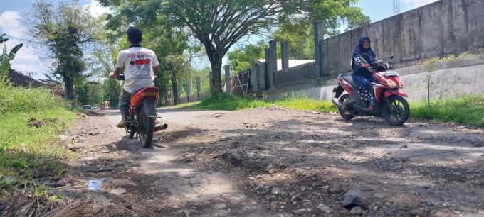 BELUM DIPERBAIKI: Jalan yang menghubungkan Desa Sukoreno dengan Desa Sumber Kalong, Kecamatan Kalisat, kondisinya rusak parah.