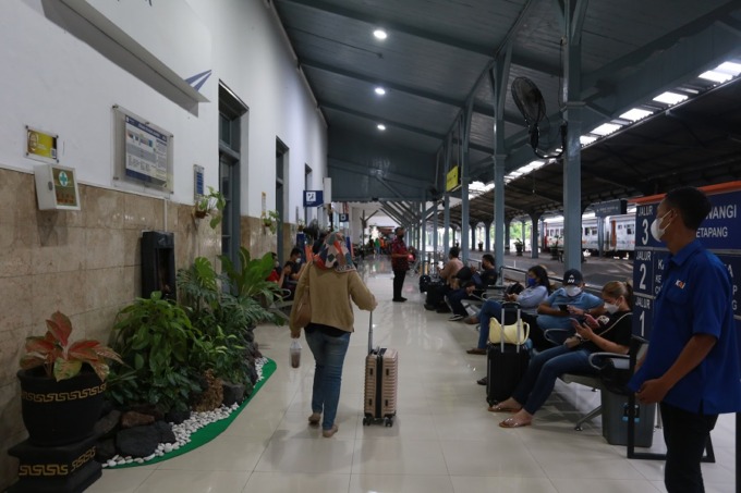 MASIH DIMINATI: Suasana ruang tunggu Stasiun Jember. Sementara ini, sudah sekitar 40 persen tiket kereta api pada momen Lebaran nanti terjual.