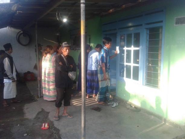 TEMUKAN JENAZAH: Sejumlah warga dan pihak kepolisian Jombang memenuhi halaman rumah korban, kemarin pagi. Korban bunuh diri diduga karena depresi.