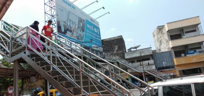 HARUS DIMAKSIMALKAN: Kondisi jembatan penyeberangan orang (JPO) Jompo yang keberadaannya jarang digunakan para pejalan kaki untuk menyeberang.