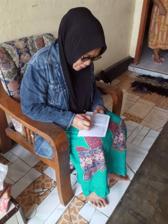 MENAGIH: Sayuni, salah satu ketua arisan kilat, saat menagih beberapa anggotanya di Desa Batu Urip, Rabu (1/2) lalu. Perkara penipuan arisan itu kini sedang ditangani pihak kepolisian.