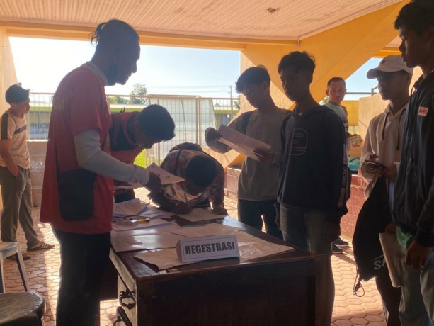 REGISTRASI DAHULU: Sejumlah pemain muda asli Jember ketika melakukan pendaftaran biodata dahulu, sebelum mengikuti Garuda Select di Stadion Notohadinegoro.
