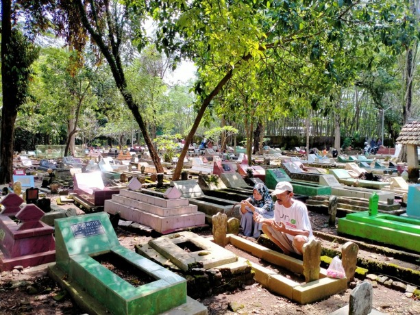 SUDAH KEBIASAAN: Tradisi ziarah kubur menjadi salah satu kebiasaan sejumlah umat muslim mendoakan anggota keluarga yang sudah meninggal sebelum datangnya bulan suci Ramadan.
