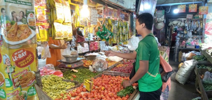 HARGA NAIK: Konsumen membeli cabai di Pasar Tanjung.