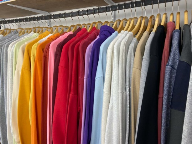 MASIH BANYAK PEMINAT: Pakaian bekas masih jadi buruan sejumlah warga yang ingin membeli baju impor dengan harga miring.