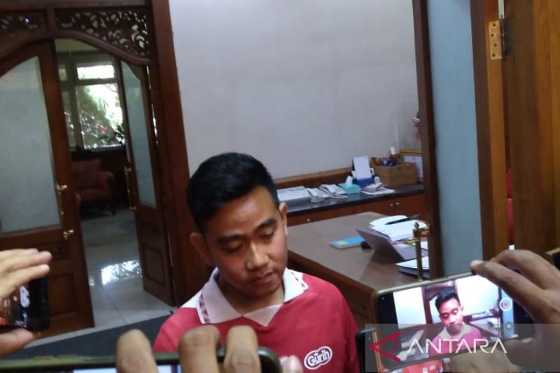 Wali Kota Surakarta Gibran Rakabuming Raka memberikan keterangan kepada wartawan di Solo, Kamis (30/3/2023).