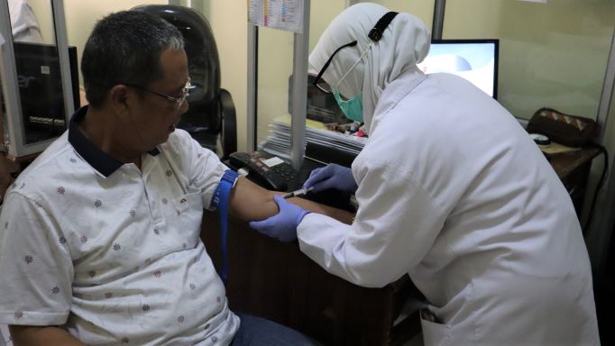 RUTIN PERIKSA: Ketua DPRD Bondowoso H Ahmad Dhafir menjalani pemeriksaan kesehatan di RSUD dr H Koesnadi, Senin (27/2) kemarin.
