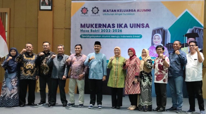 KOMPAK: Pengurus Korda IKA UINSA Jember bersama Ketua Umum IKA UINSA dan Rektor UINSA Akhmad Muzakki.