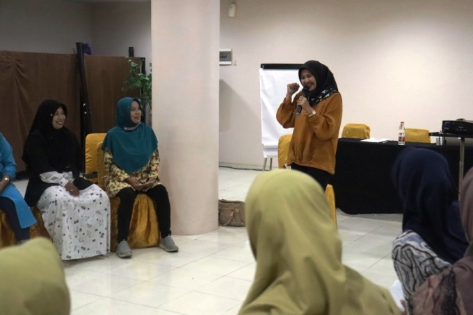 ANTUSIAS: Direktur Plato Dita Amalia ketika menjadi fasilitator pada kegiatan bertajuk “Pengembangan Kapasitas mengenai Infodemi dan Penulisan Berbagi Praktik Baik Pesan Kunci RCCE”, di salah satu hotel di Jember, Sabtu (11/3).