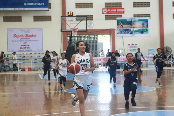 SIAP TEMBAK: Tim penyerang SMAN 1 Jember (putih) bersiap melakukan jump shot dalam laga JBL Reborn 2023 di Gor Garuda Kaliwates, kemarin (4/3). FAQIH HUMAINI/RADAR JEMBER