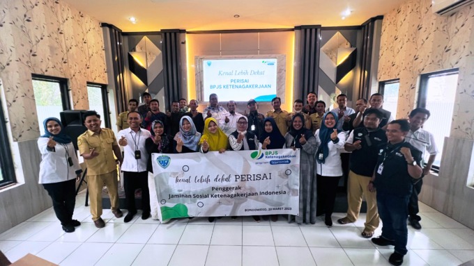 KOMPAK: Puluhan agen Perisai mitra BP Jamsostek, seusai mengikuti pembekalan di aula Dinas Koperasi Perindustrian dan Perdagangan, Senin (20/3).