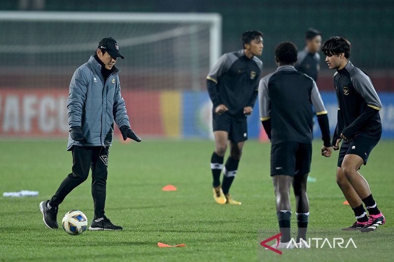Pelatih Timnas U-20 Indonesia Shin Tae Yong (kiri) memberikan instruksi kepada tim asuhannya saat berlatih di Stadion Istiqlol, Fergana, Uzbekistan, Senin (6/3/20230). Timnas U-20 Indonesia akan melakoni laga terakhir Grup A Piala Asia U-20 melawan tim tu