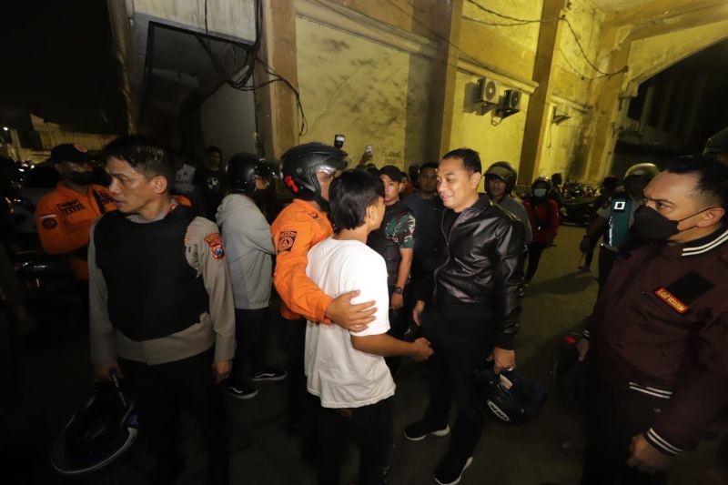 Foto Arsip - Wali Kota Surabaya Eri Cahyadi saat menasihati seorang pemuda yang tertangkap dalam operasi pengamanan kota.