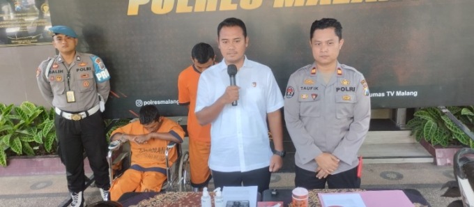 Dua tersangka pelaku jambret (memakai baju tahanan) dihadirkan dalam konferensi pers di Mapolres Malang.