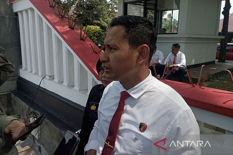 Kasatreskrim Polresta Banyumas Kompol Agus Supriadi Siswanto memberikan keterangan pers terkait dengan perkembangan penanganan kasus prostitusi daring di Purwokerto, Kabupaten Banyumas, Selasa (14/3/2023).