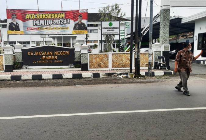 MASIH PENYELIDIKAN: Gedung Kejaksaan Negeri Jember. Saat ini, aparat adhyaksa sedang menyelidiki dugaan penyelewengan TKD di Desa Sukosari, Kecamatan Sukowono. (Foto: Faqih Humaini/Radar Jember)
