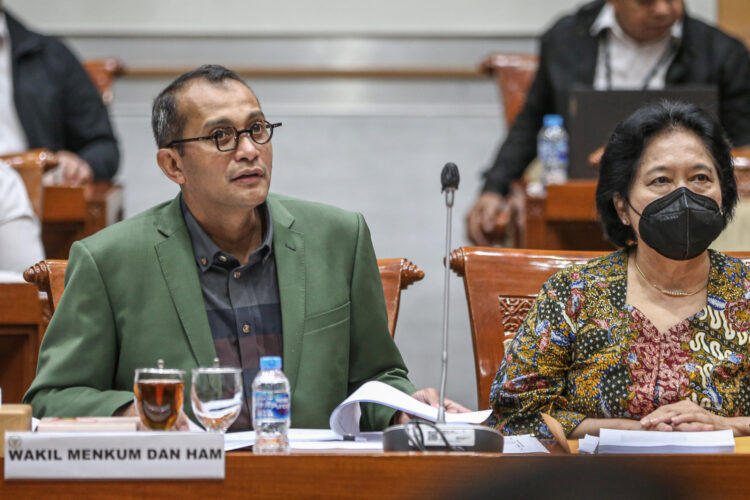 Asisten Pribadi (Aspri) Wakil Menteri Hukum dan HAM (Wamenkumham) Edward Omar Sharif Hiariej, Yosi Andika merespons tegas laporan  dilayangkan Ketua Indonesia Police Watch (IPW) Sugeng Teguh Santoso ke Komisi Pemberantasan Korupsi (KPK).
