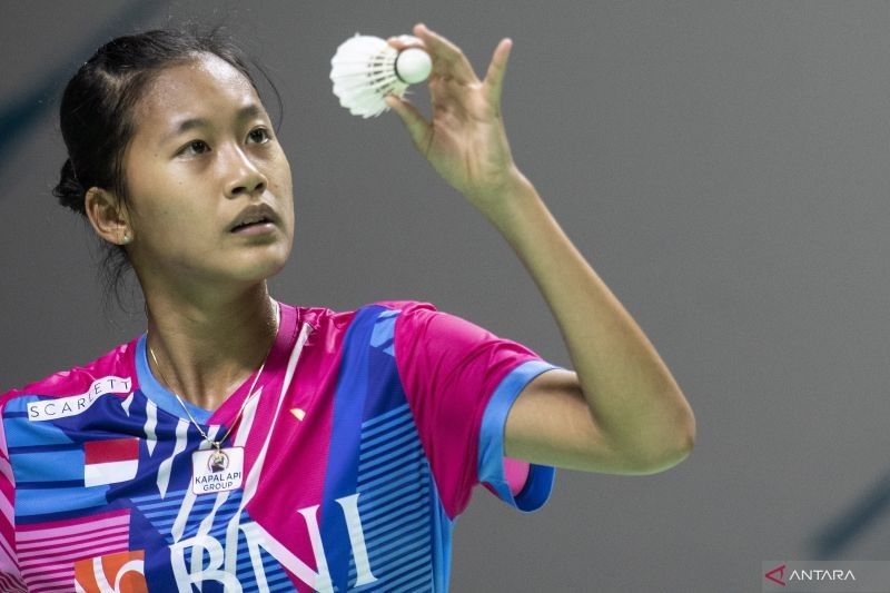 Arsip - Pebulu tangkis tunggal putri Indonesia Putri Kusuma Wardani melakukan servis saat bertanding melawan pebulu tangkis tunggal putri Cina He Bing Jiao pada babak kualifikasi Daihatsu Indonesia Masters 2022 di Istora Senayan, Jakarta, Rabu (8/6/2022).