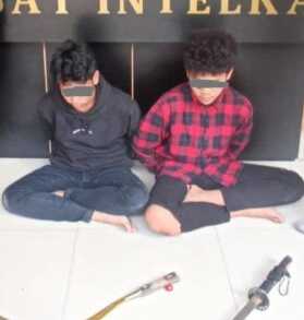 Dua remaja ini terpaksa  diamankan di Polrestabes Surabaya,  karena kedapatan membawa senjata tajam (sajam), mereka bahkan sebelum tawuran sempat menelan pil koplo.