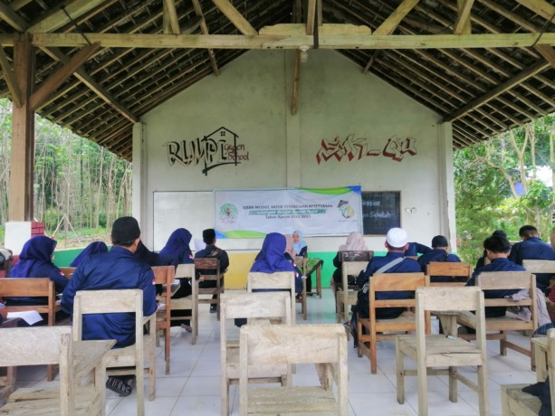 BELAJAR BERSAMA: Kondisi sekolah nonformal Rumah Pintar, Kecamatan Silo, saat pembelajaran. Peserta didik di sekolah ini pun mulai dari remaja hingga orang tua.