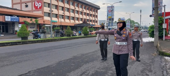 PANTAU LOKASI: AKP Arum Inambala, Kasatlantas Polres Jember, saat turun langsung ke lokasi guna memantau  Jalan Hayam Wuruk yang kerap dijadikan arena balap liar setiap Jumat malam.