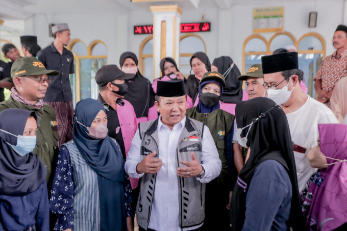 MEMBAUR: Bupati Jember Hendy Siswanto mendengarkan curhat warga dalam acara Jember Hadir untuk Rakyat (J-HUR), Ramadan tahun lalu. Pada hari ini rencananya akan dilangsungkan Program Jember Berbagi sampai akhir Ramadan.