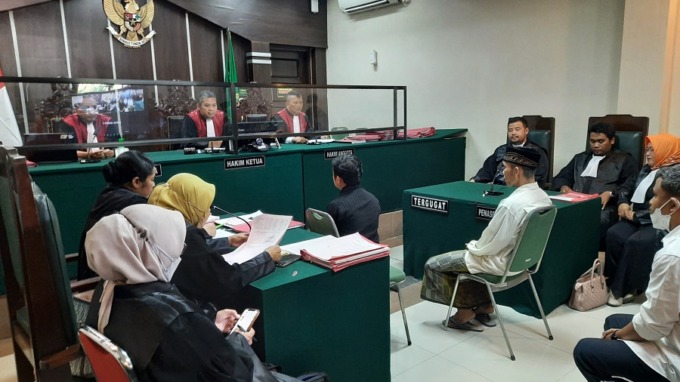 SIDANG AWAL: Terdakwa Sutono menjalani sidang perdananya di Ruang Candra Pengadilan Negeri (PN) Jember, kemarin (15/3).