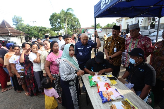 CEK KONDISI: Bupati Hendy meninjau langsung pasar murah yang digelar bersama dengan program J-Berbagi di Desa Karang Kedawung, Kecamatan Mumbulsari, kemarin (30/3).