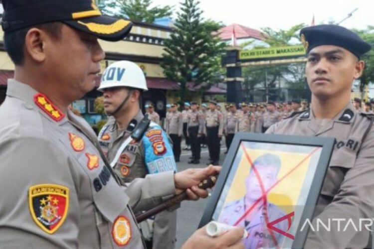 Kapolrestabes Makassar Kombes Pol Budhi Haryanto memimpin upacara pemberhentian tidak dengan hormat (PTDH) kepada Brigpol Baso Amir karena terlibat dalam penyalahgunaan narkoba.