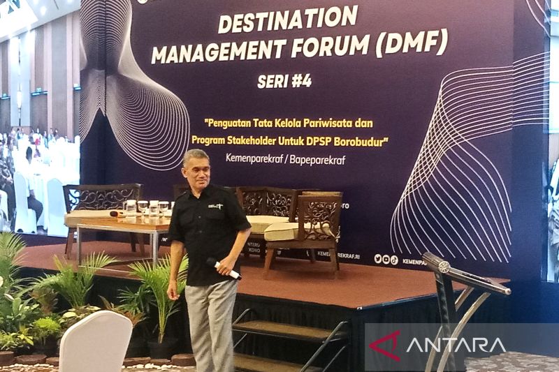 Plt Deputi bidang Pengembangan Destinasi dan Infrastruktur Kementerian Pariwisata dan Ekonomi Kreatif Frans Teguh berbicara dalam Destination Management Forum (DMF) seri #4 di Yogyakarta, Kamis (9/3/2023)