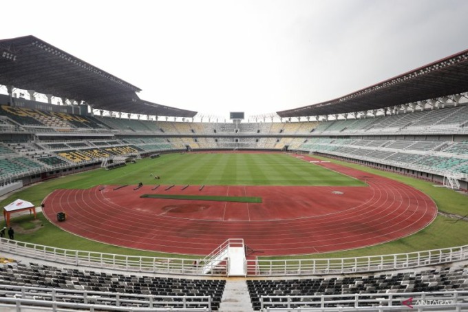 Pekerja melakukan perawatan rumput lapangan Stadion Bung Tomo, Surabaya, Jawa Timur, Kamis (30/3/2023). Federasi sepak bola dunia (FIFA) resmi membatalkan status Indonesia sebagai tuan rumah Piala Dunia U-20 2023 yang rencananya digelar pada akhir Mei men
