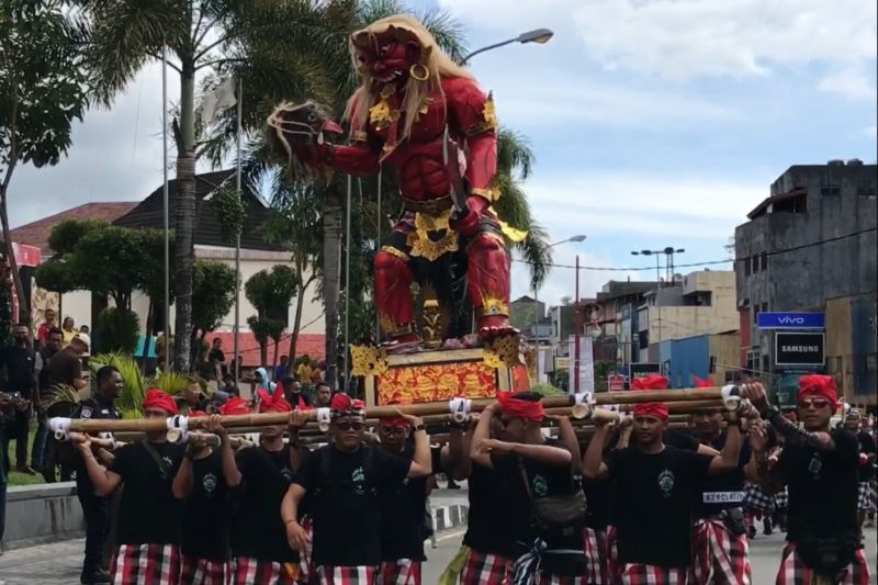 Umat Hindu menggelar Pawai Ogoh-Ogoh dengan membawa patung raksasa di Kota Ambon, Selasa (21/3/2023).