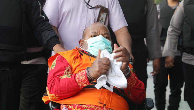 Gubernur Non Aktif Papua Lukas Enembe tiba menggunakan kursi roda di Gedung KPK, Jakarta, Kamis (12/1/2022). Lukas menjalani pemeriksaan perdana dan langsung di Tahan di rutan Pomdan Jaya. FOTO : FEDRIK TARIGAN/ JAWA POS