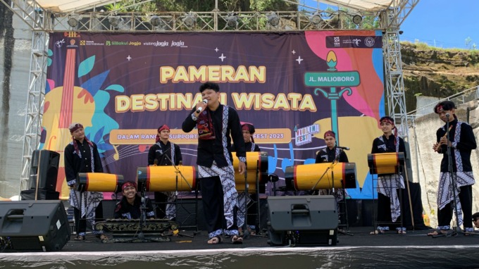 Ikatan Keluarga Pelajar dan Mahasiswa Jember (IKAPMJ) di Yogyakarta memainkan musik patrol saat mengikuti event Jogja Violin Festival 2023, Jumat (10/3) lalu. (DISKOMINFO UNTUK RADAR JEMBER)