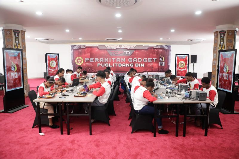 Sejumlah anak-anak binaan komunitas Papua Muda Inspiratif merakit ponsel pintar dan laptop