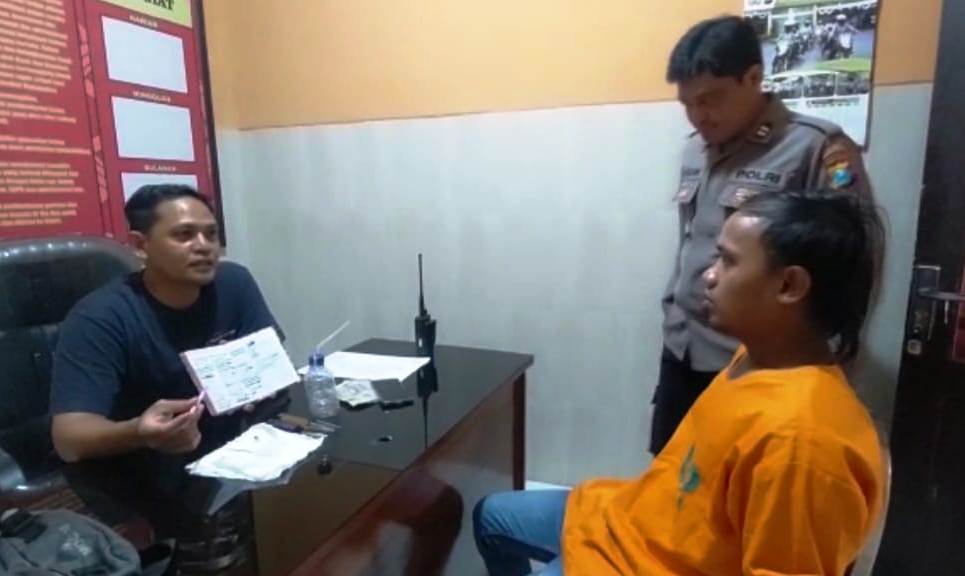 BERI KETERANGAN: Fendi Anggriawan, tersangka pengedar sabu ketika menjalani proses penyidikan di Polsek Tempurejo, Jember, Selasa (7/3). (Foto: Jumai/Radar Jember)