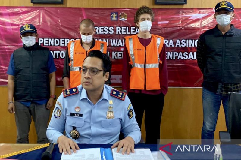 Kepala Kantor Imigrasi Kelas I TPI Denpasar Tedy Riyandi (depan) mengumumkan deportasi dua warga negara asing di Bali saat jumpa pers di Kantor Imigrasi Denpasar, Bali, Selasa (14/3/2023).