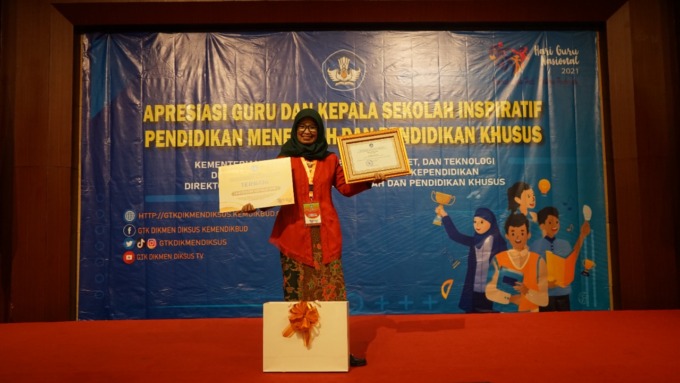 INSPIRATIF: Kepala SMKN 3 Bondowoso Anik Sudiartini SPd MPd, peraih Juara II Inotek Award Bidang Pendidikan dari Dinas Pendidikan Provinsi Jatim.