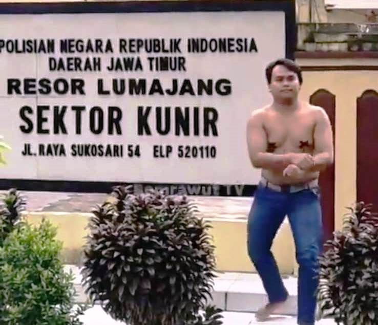BIKIN HEBOH: Tangkapan layar video seorang pria berjoget tanpa baju di depan Polsek Kunir, Lumajang. Video yang sempat viral ini sudah di-takedown dari akun TikTok.