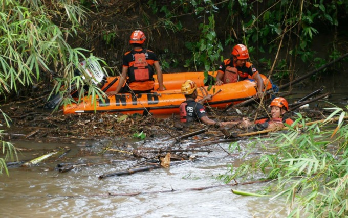 PENCARIAN: Personel BPBD Lumajang melakukan pencarian santri yang tenggelam di anak Sungai Bondoyudo Dusun Kambengan, Desa Banyuputih Kidul, Kecamatan Jatiroto, Lumajang. (Muhammad Sidkin Ali/Rame)