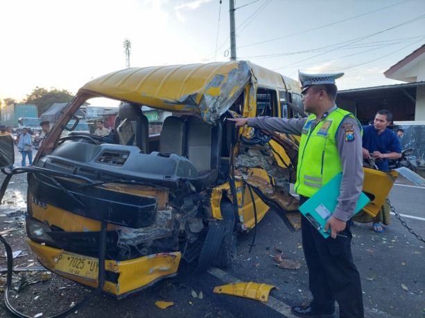 RUSAK PARAH: Sebuah mobil Isuzu Elf P 7025 UY yang disopiri Syaifullah, 37, warga Desa Garahan Jati, Silo, Jember, terguling setelah menabrak tiang telepon dan pohon. (Foto: Satlantas untuk Radar Jember)