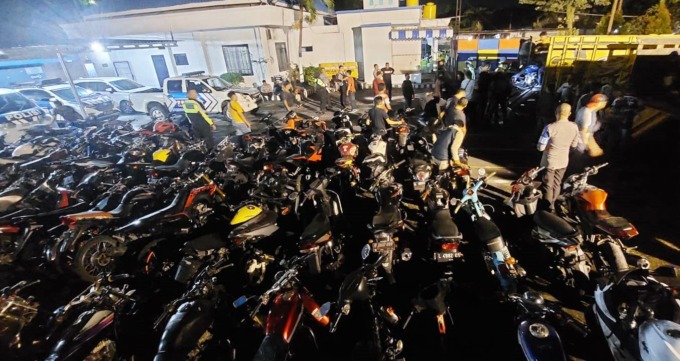 PENERTIBAN: Jajaran Satlantas Polres Jember ketika mengamankan kendaraan bermotor yang ditengarai bakal digunakan balap liar di kawasan JLS Desa Paseban, Kecamatan Kencong, Minggu (5/3). (Foto: Jumai/Radar Jember)