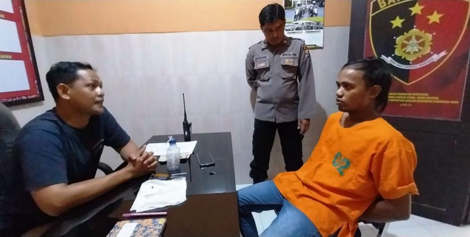 TAK BISA MENGELAK: Fendi Angriawan, 32, tersangka peredaran okerbaya ketika dimintai keterangan di Polsek Tempurejo, Jember, Selasa (7/3). (Foto: Jumai/Radar Jember)