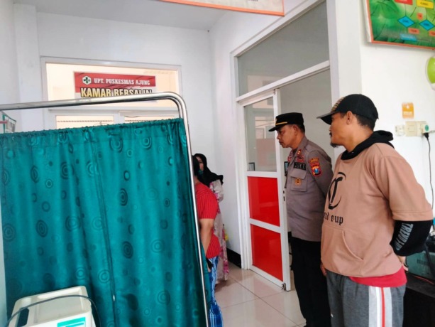 SELIDIK: Polisi ketika mendatangi korban yang dirawat di puskesmas usai menenggak miras oplosan. Pada kasus ini, dua orang dinyatakan tewas, sedangkan tujuh lainnya mendapat perawatan medis. (Foto: Polsek Ajung untuk Radar Jember)