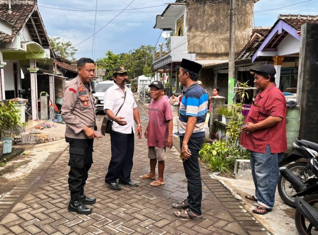 TELUSURI: Kapolsek Ajung Iptu Idham Kholid mendatangi salah satu rumah korban miras oplosan di Desa Pancakarya, Kecamatan Ajung, Jember, Rabu (8/3). (Foto: Polsek Ajung untuk Radar Jember)