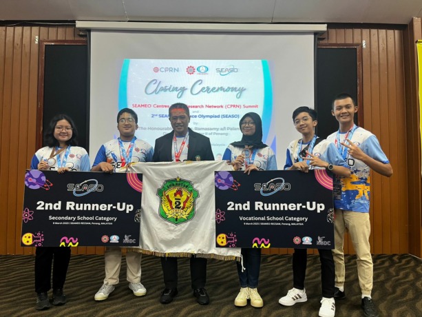 MEMBANGGAKAN: Lima siswa delegasi SMAN 2 Jember bersama guru pendamping, foto bersama seusai mengikuti olimpiade sains tingkat ASEAN di Penang, Malaysia.