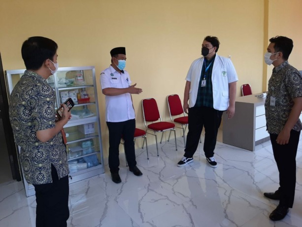 TINJAU LANGSUNG: Tim BPJS Kesehatan Bondowoso Ketika melihat dari dekat fasilitas Poli Urologi RS dr H Koesnadi.