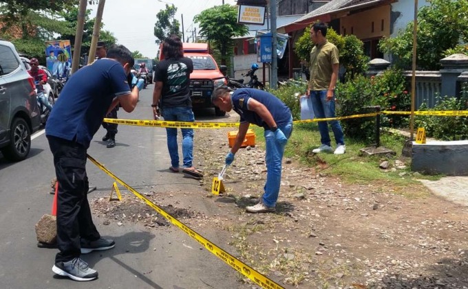 IDENTIFIKASI: Polisi saat melakukan olah TKP di lokasi pembacokan Jalan Raya Dusun Wedusan, Desa Pringgowirawan, Kecamatan Sumberbaru, Jember, Rabu (22/2) lalu.