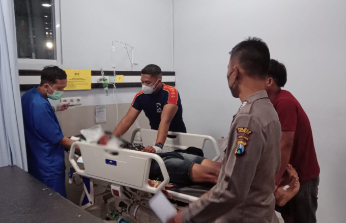 KORBAN SELAMAT: Salah satu korban selamat saat dirawat ke IGD RS Jatiroto, Lumajang. (Foto: Unit Laka Lantas untuk Radar Jember)