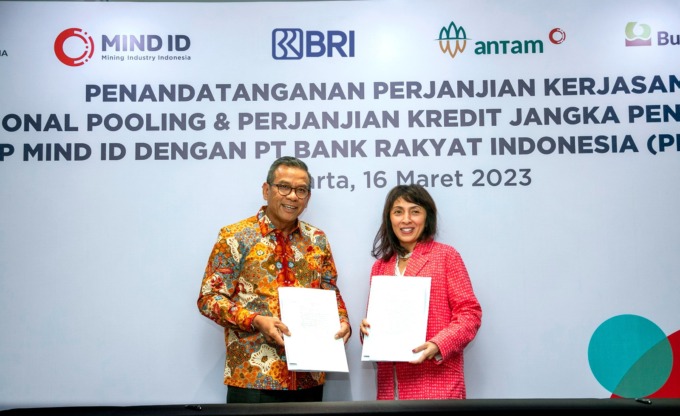 EKSPANSI: Direktur Bisnis Wholesale dan Kelembagaan BRI Agus Noorsanto Bersama perwakilan PT Indonesia Asahan Alumunium (Persero) atau MIND ID selaku BUMN Holding Industri Pertambangan.